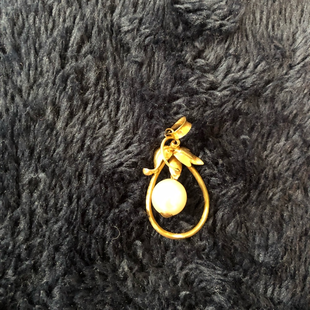 22k gold pendant with pearl